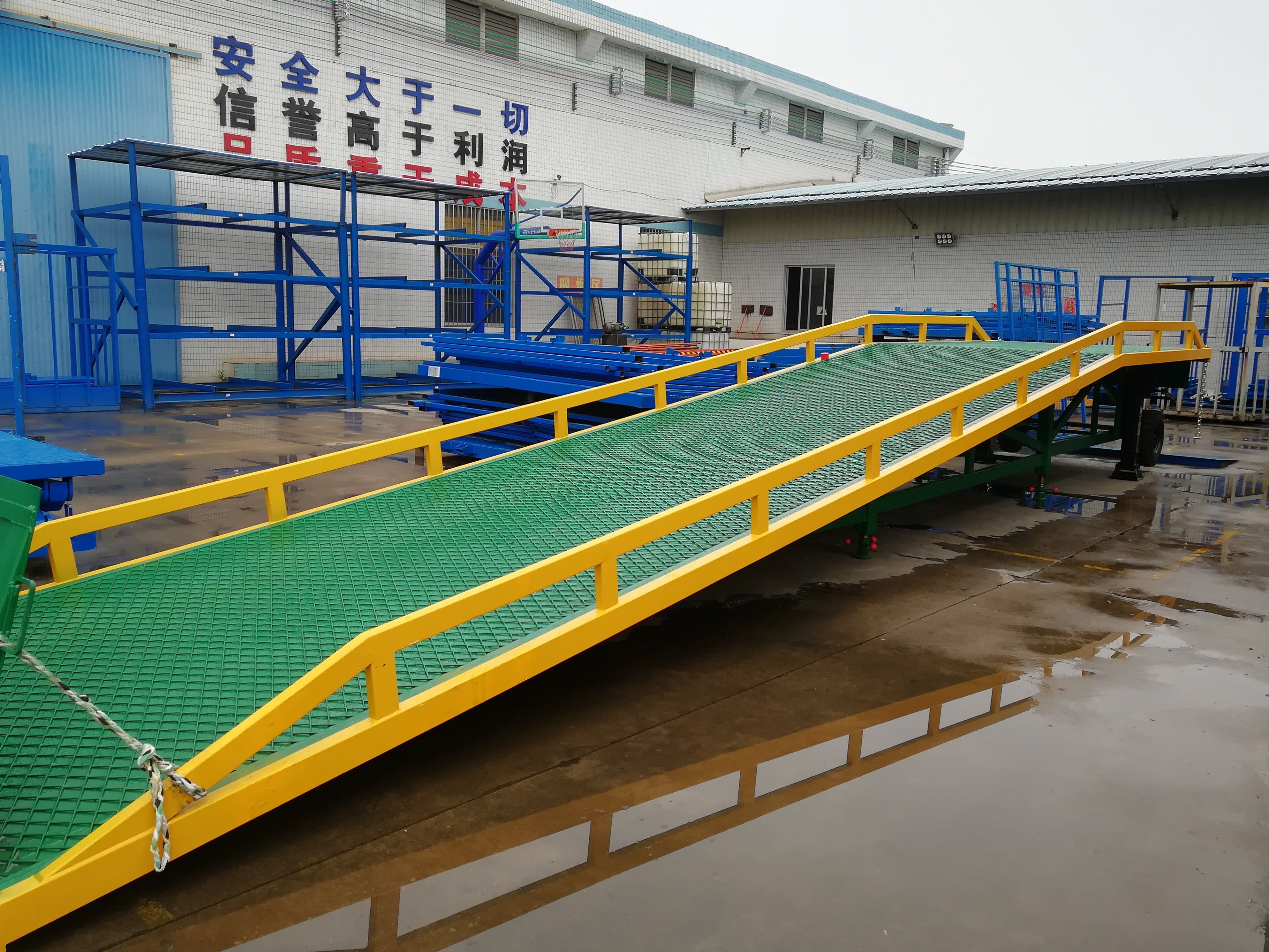 都柏林机场叉车登车桥